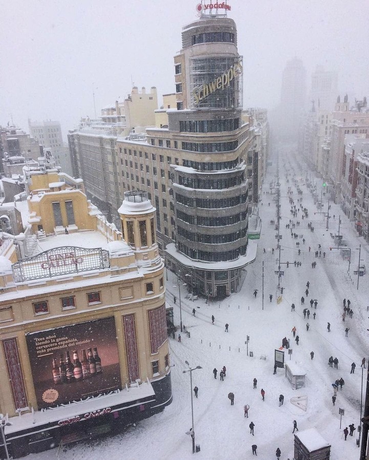 Сильнейший снегопад в Мадриде: испанцы не стали терять время зря и устроили праздник. ФОТО