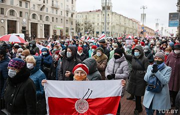 Белорусская бабушка мастерски потроллила «кукарачу» Лукашенко. ВИДЕО