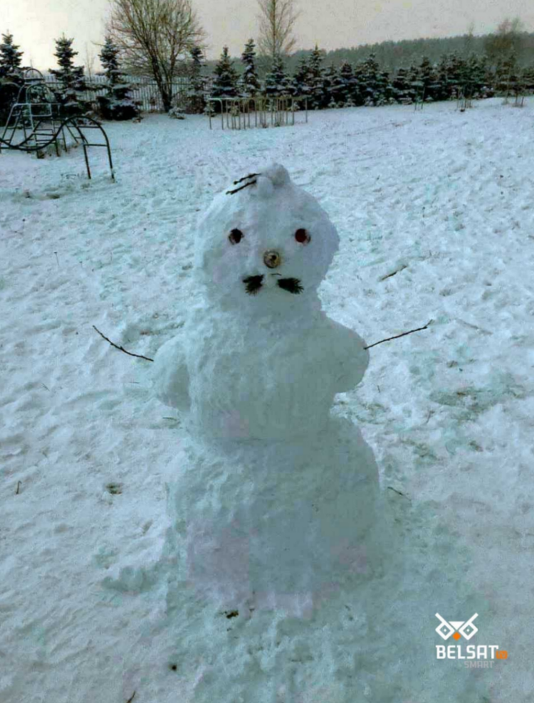 Беларусы лепят Лукашенко из снега: забавные фото усатых снеговиков. ФОТО