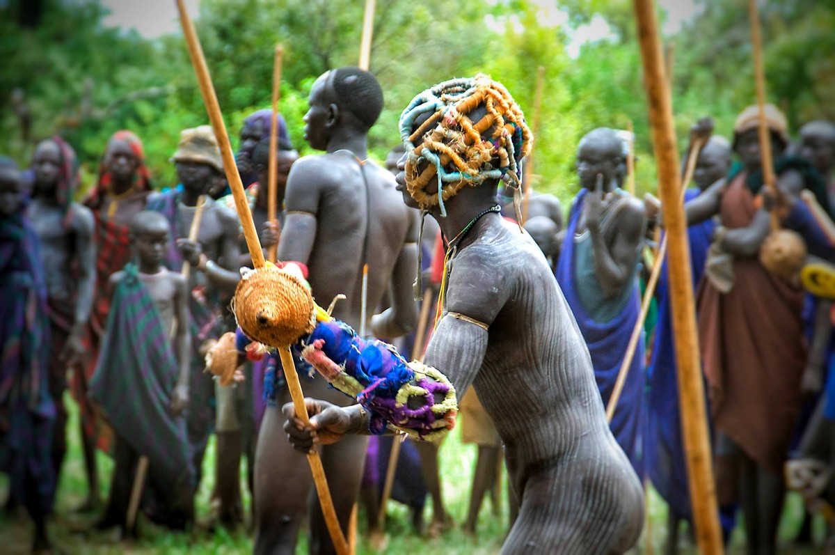 Эфиопское племя участвует в жестоких битвах палками за невесту