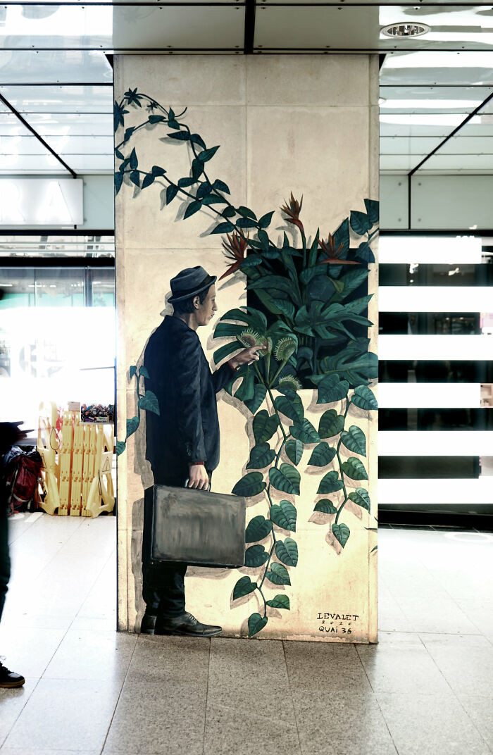 Уличные рисунки художника Levalet взаимодействуют с окружающей средой