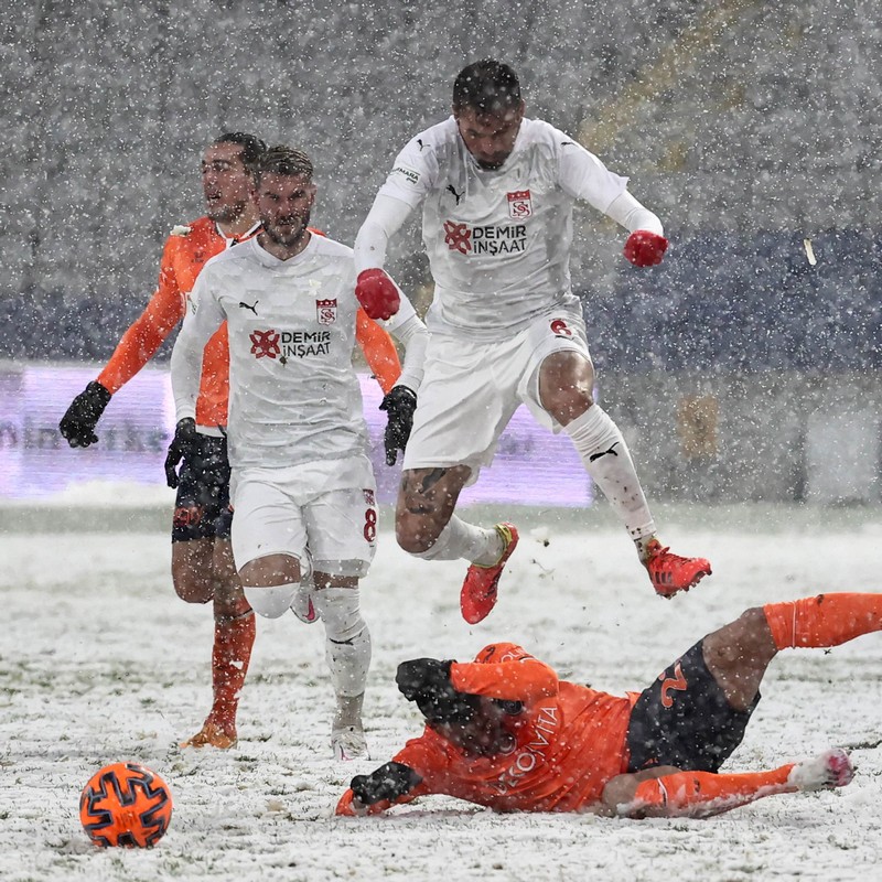 Футболисты потрепали зрителям нервы, сыграв во время снегопада в белой форме
