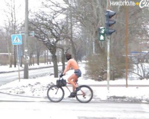 Мужчина в трусах и с шарфом катался на велосипеде. ВИДЕО