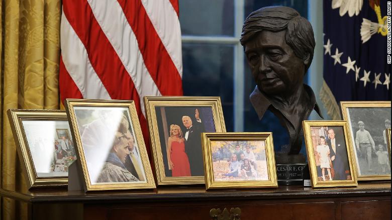 Джо Байден показал, что успел изменить в своем кабинете в Белом доме. Фото