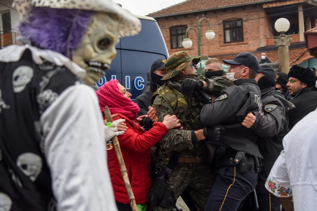 Ежегодный жуткий карнавал в деревне Вевчани