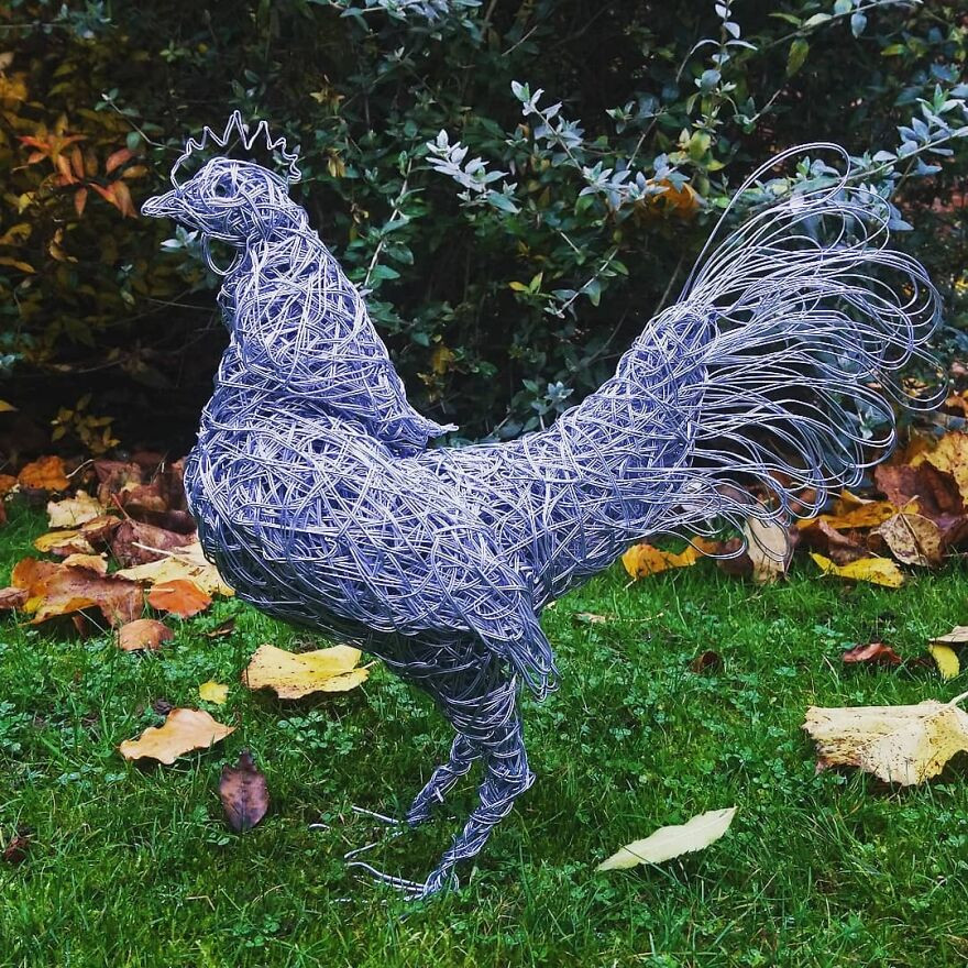 Детализированные скульптуры животных из металлической проволоки