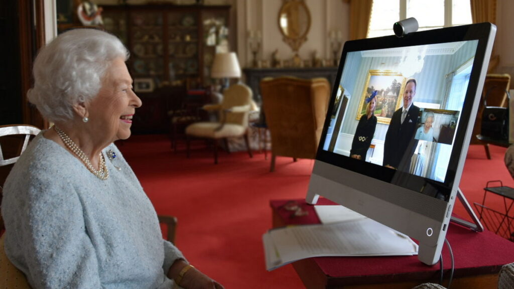 Работа мечты: Елизавета II ищет помощника по ведению соцсетей. Фото