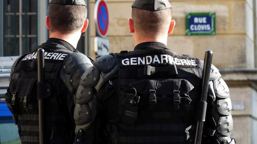 Не соблюдали дистанцию: во Франции из-за карантина запретили сексуальную оргию