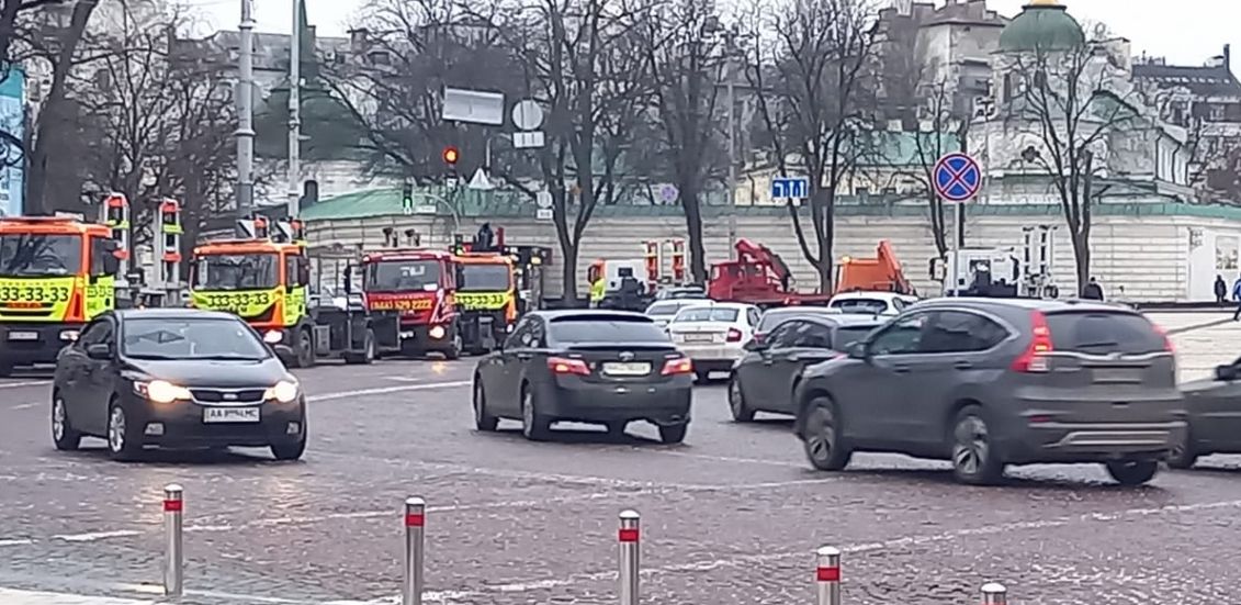 В Киеве эвакуаторы стали «героями парковки». ФОТО