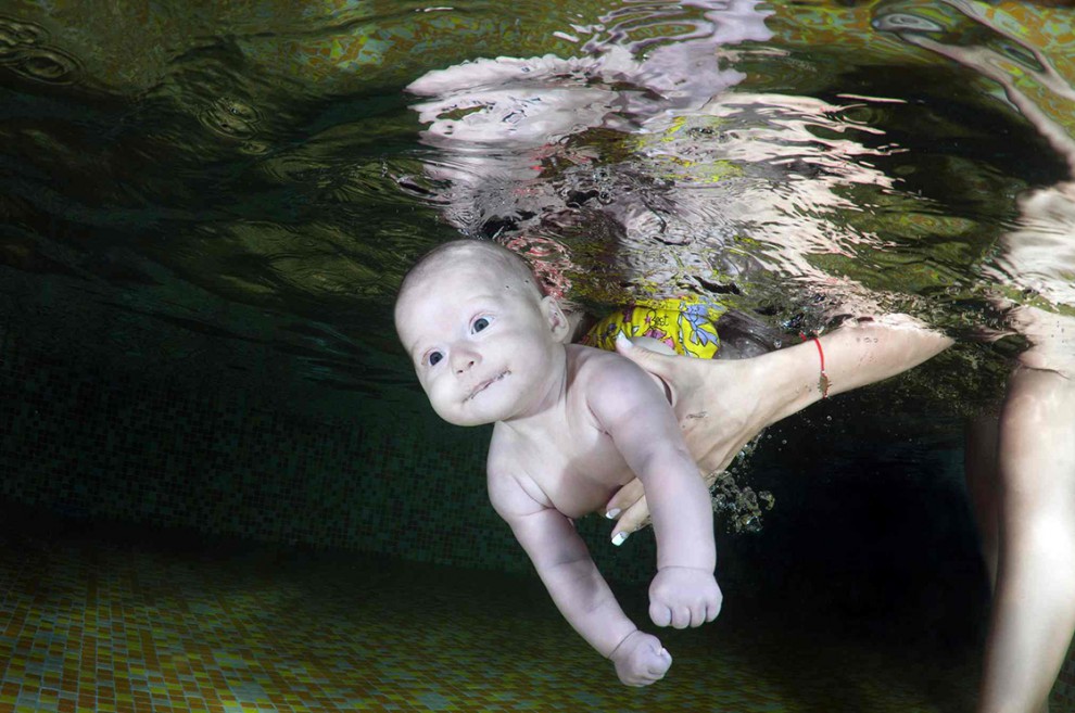 Счастливые дети под водой