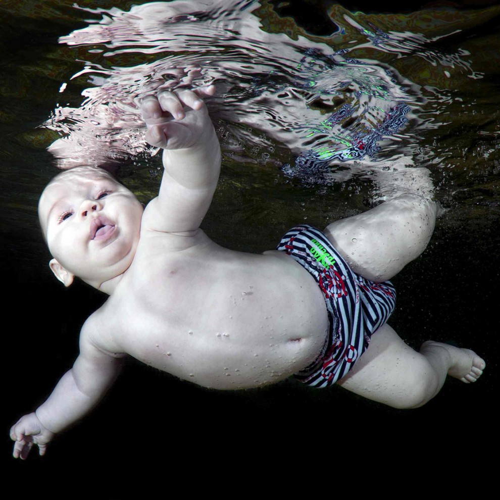 Счастливые дети под водой