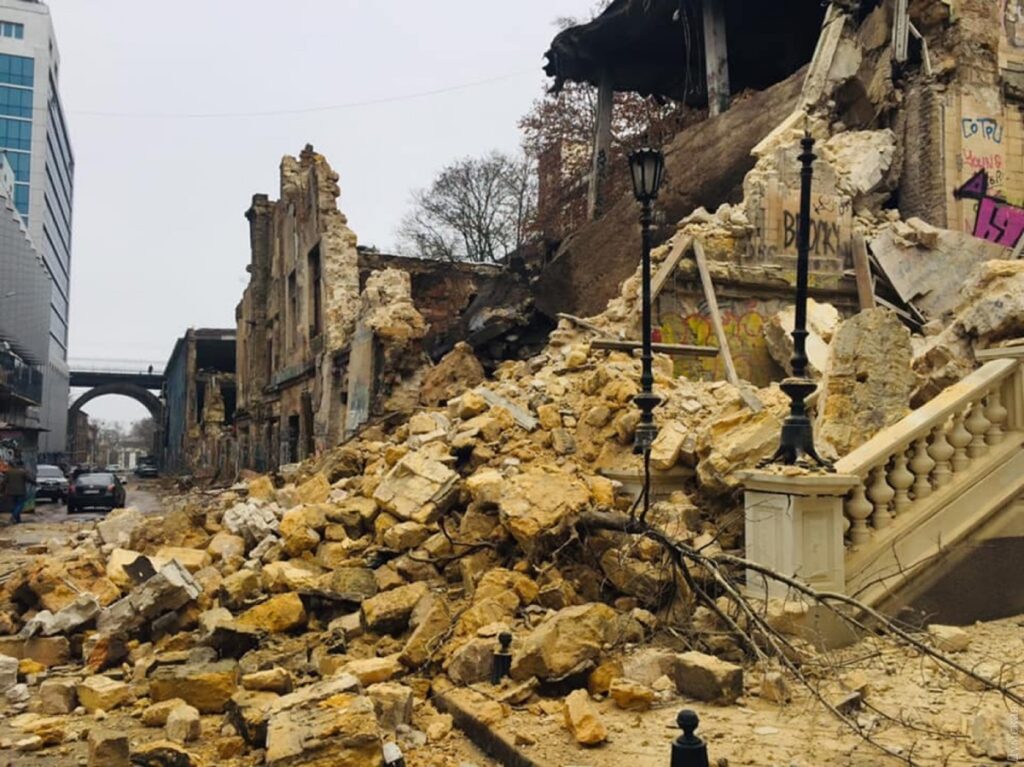 В Одессе обрушилась часть заброшенного дома. Фото