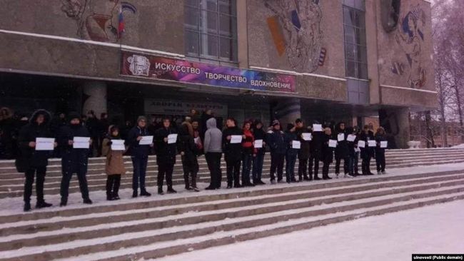 В России людей сгоняют митинговать в поддержку Путина: ситуацию обрисовали смешным видео