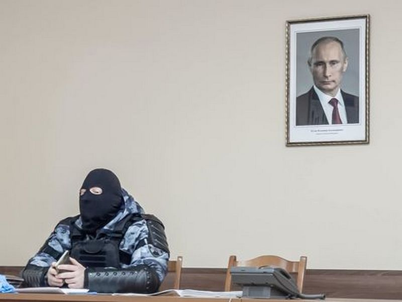 Фото российского силовика под портретом Путина продали за 2 миллиона рублей