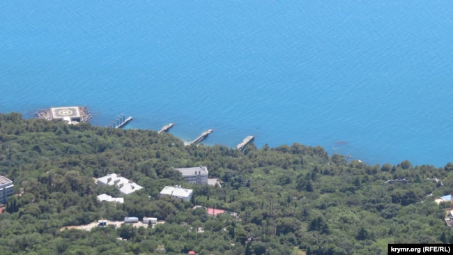 Территория дач вблизи поселка Олива, которые занял Владимир Путин. Вид из крымских гор, июнь 2019 года