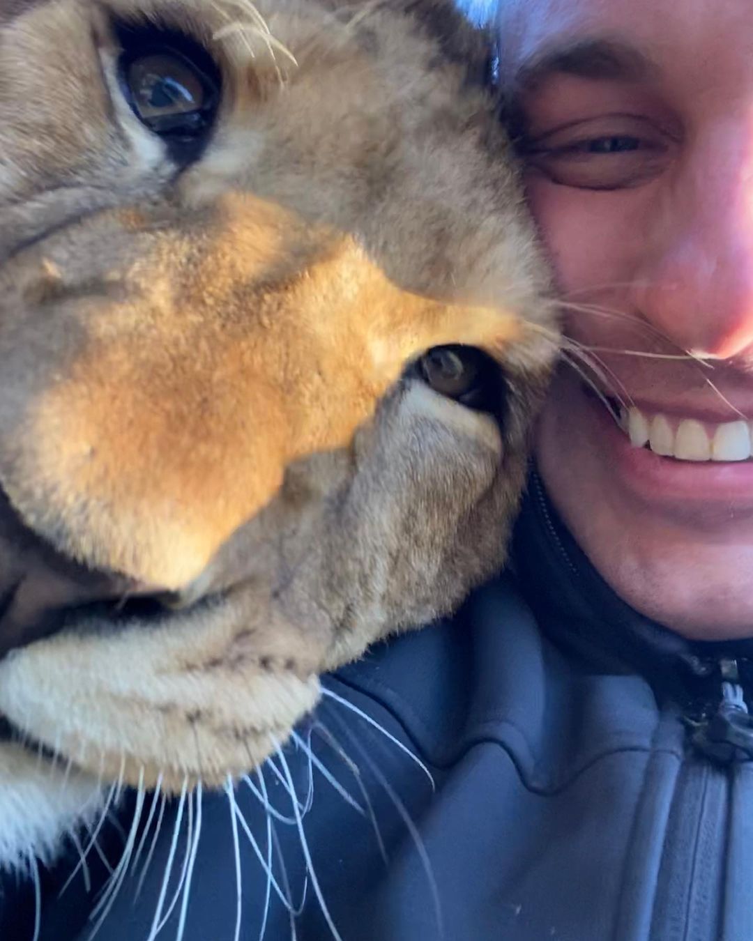 Смотритель зоопарка прославился в Instagram, благодаря снимкам с животными