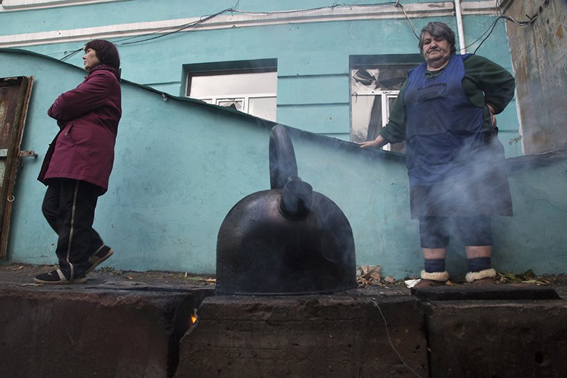 Как мирные жители выживают в разрушенном Донецке. Фоторепортаж