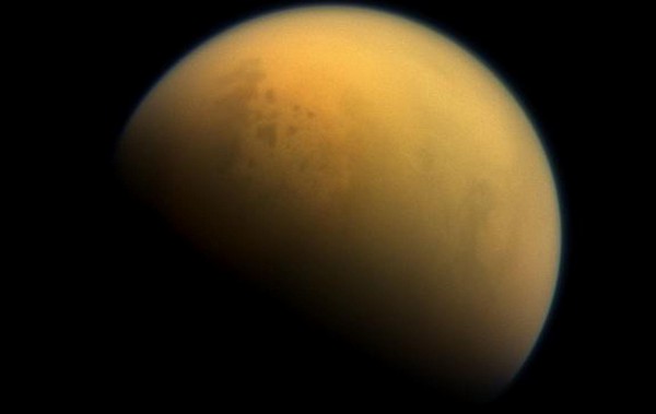На полюсах Титана нашли светящиеся газовые пятна