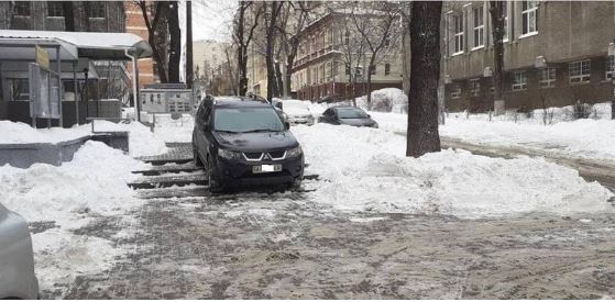 В Киеве водитель авто отметился феерической парковкой - нашел \"идеальное\" место. ФОТО