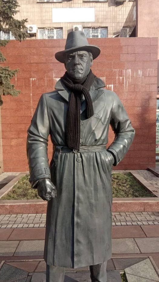 Фотофакт: В Мариуполе памятник Высоцкому утеплили шарфом. ФОТО