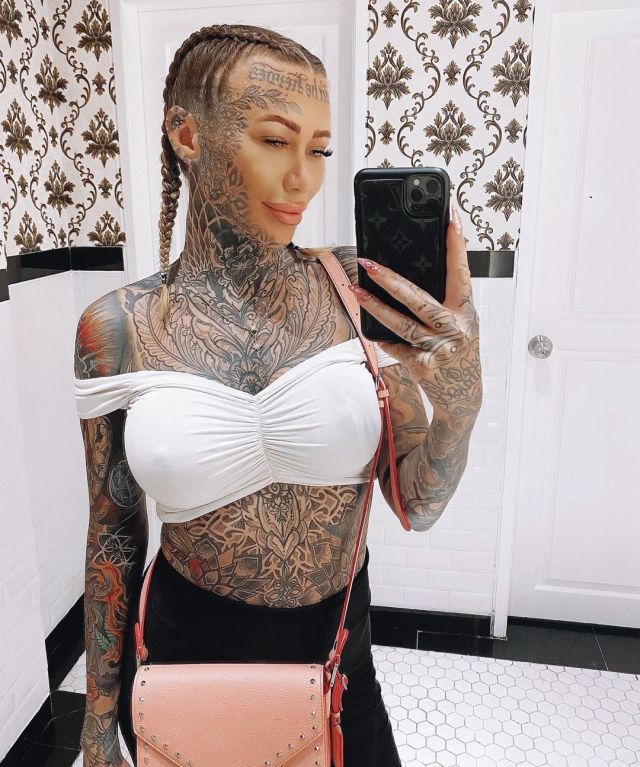 Беки Холт - самая татуированная девушка в Великобритании