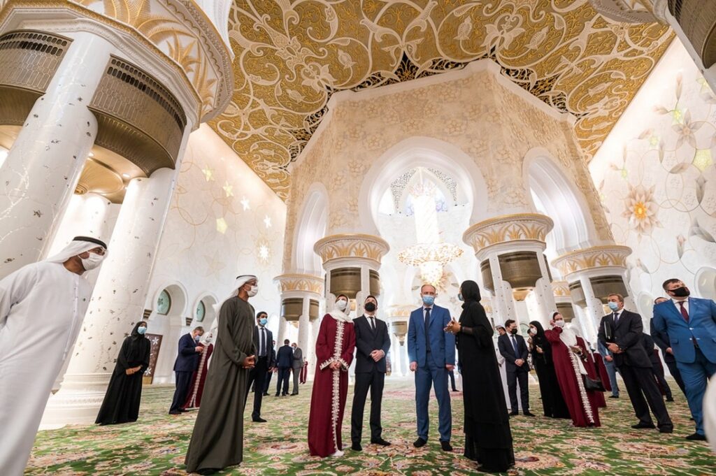 Елена Зеленская посетила мечеть в хиджабе. Фото