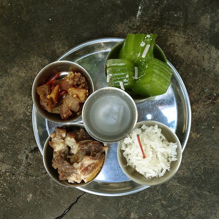 Разнообразная еда для тайских богов