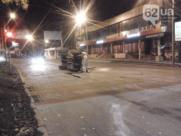 В центре Донецка танк боевиков сбил грузовик. ФОТО