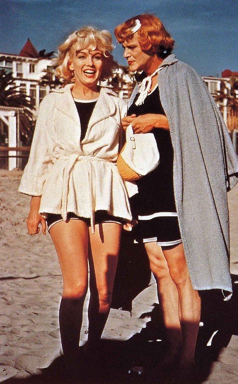Мэрилин Монро и Джек Леммон на съемках фильма \"В джазе только девушки\". ФОТО
