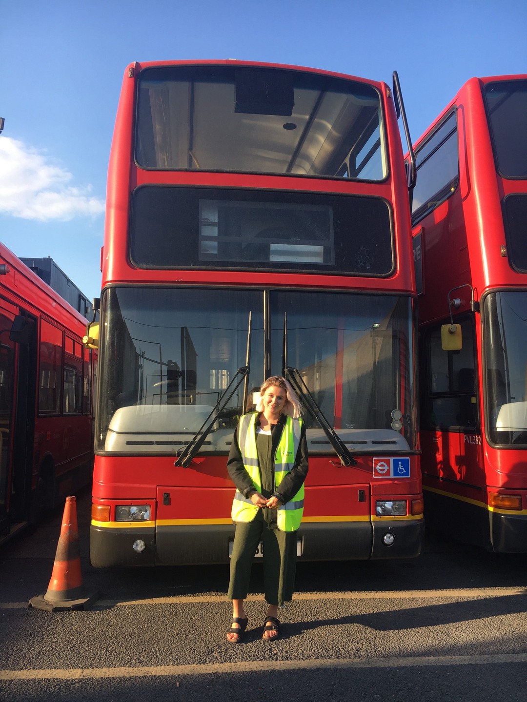 Британская пара купила двухэтажный автобус и переделала его в дом мечты