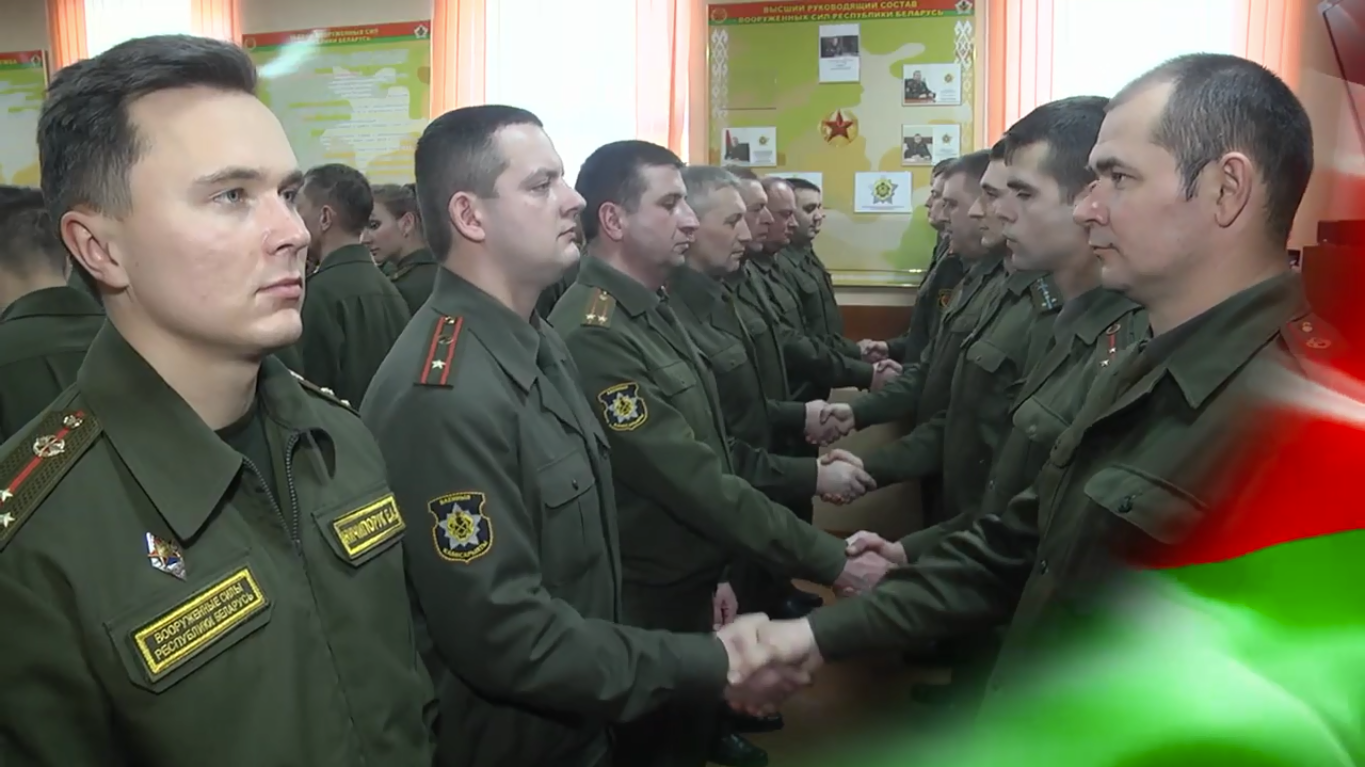 Белорусский военный устроил массовую передачу \"энергии и решимости\" от рукопожатия Лукашенко. ВИДЕО