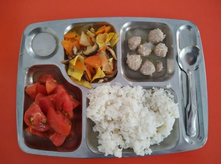 Как выглядят школьные обеды в разных странах мира. Фото