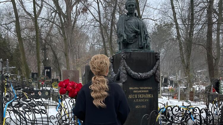 Юлия Тимошенко рассказала как побывала \"в одиночестве\" на могиле Леси Украинки. ФОТО