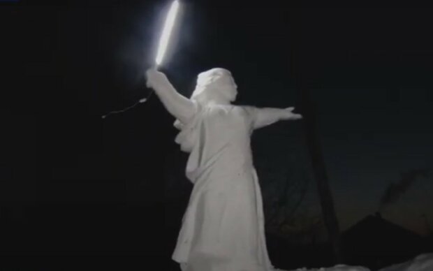 В сети смеются над снежной статуей "Родины-матери". ФОТО