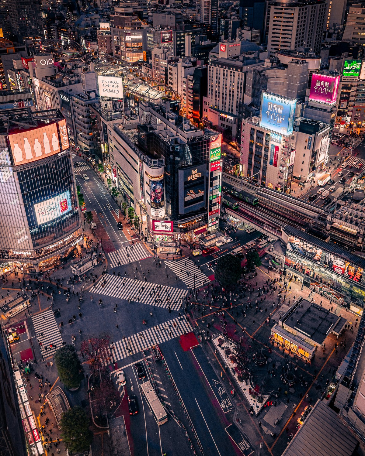 Улицы Токио на снимках от Казуя Мияхара