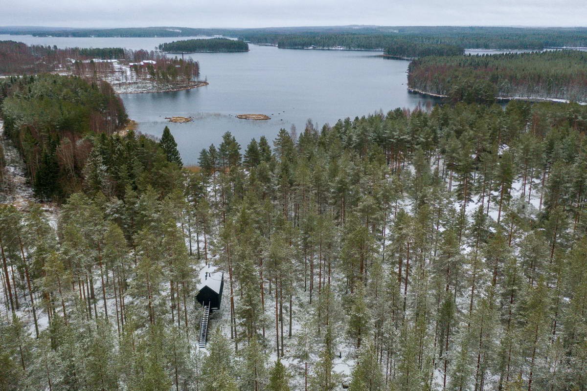 Чёрный домик для отдыха в лесу Финляндии