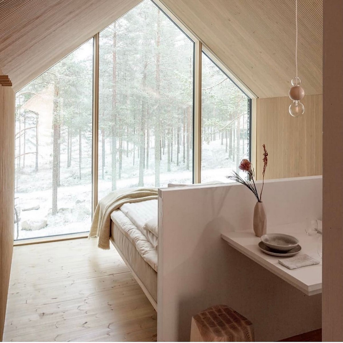 Чёрный домик для отдыха в лесу Финляндии