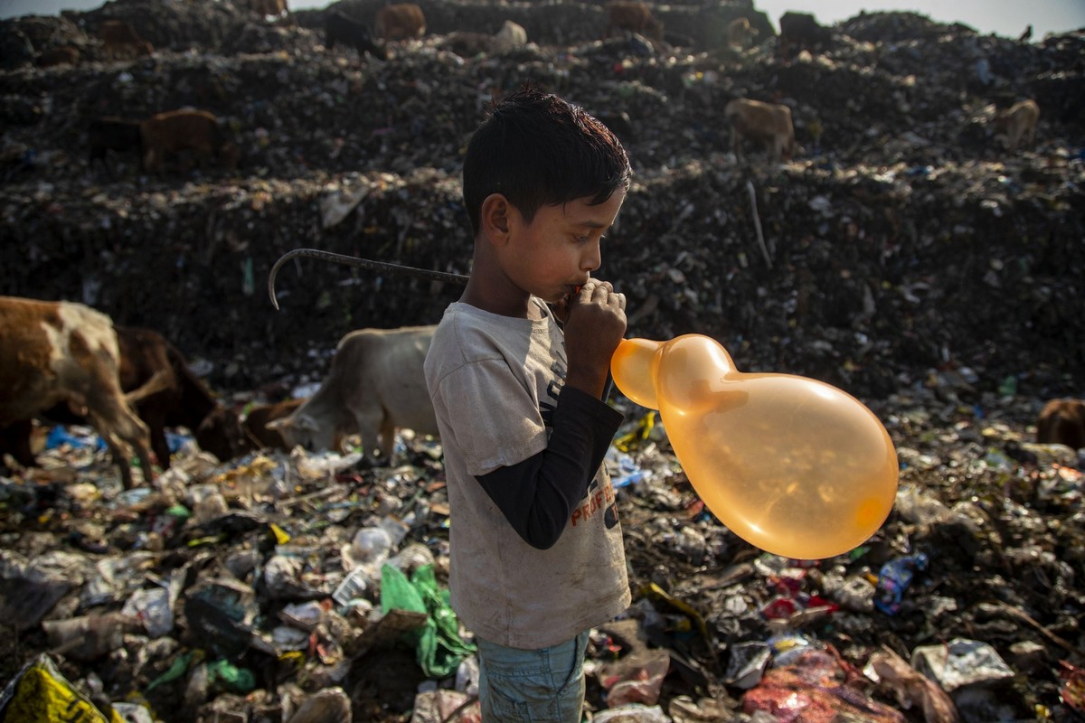 День из жизни индийского 10-летнего мусорщика на снимках