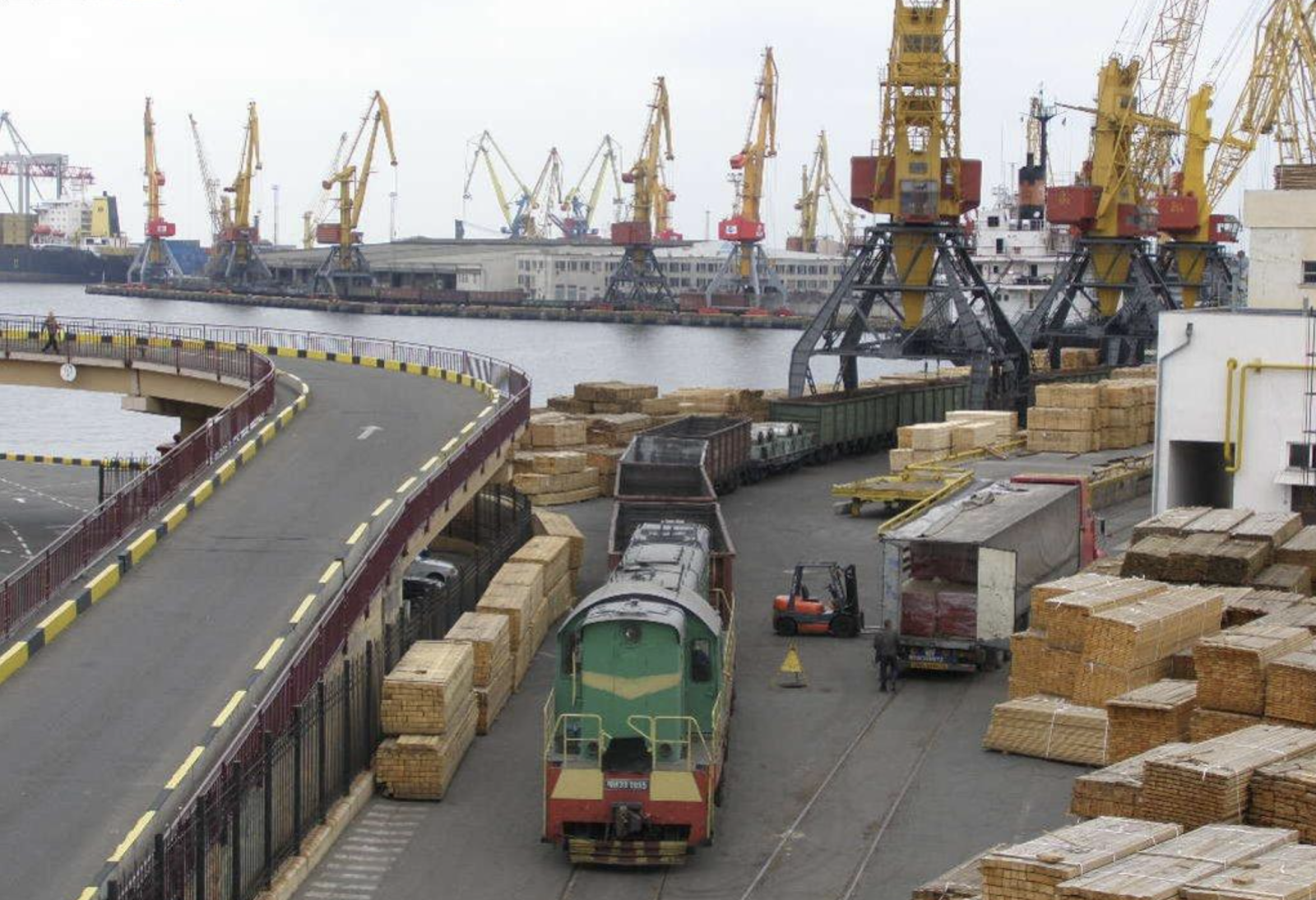 На морских дорогах. Одесский порт зерновой терминал. Порт грузовой Речной Одеса. Станция Портовая. Железная дорога в порту.