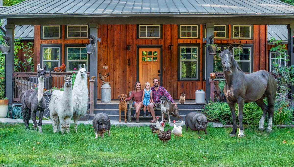 Фотограф путешествует по миру и делает снимки семей с их животными