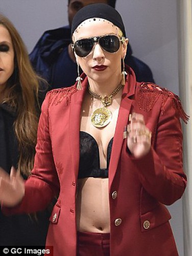 Lady GaGa прошлась по магазинам в бюстгалтере ФОТО