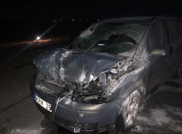 Появились фото аварии авто с самолетом под Киевом. ФОТО