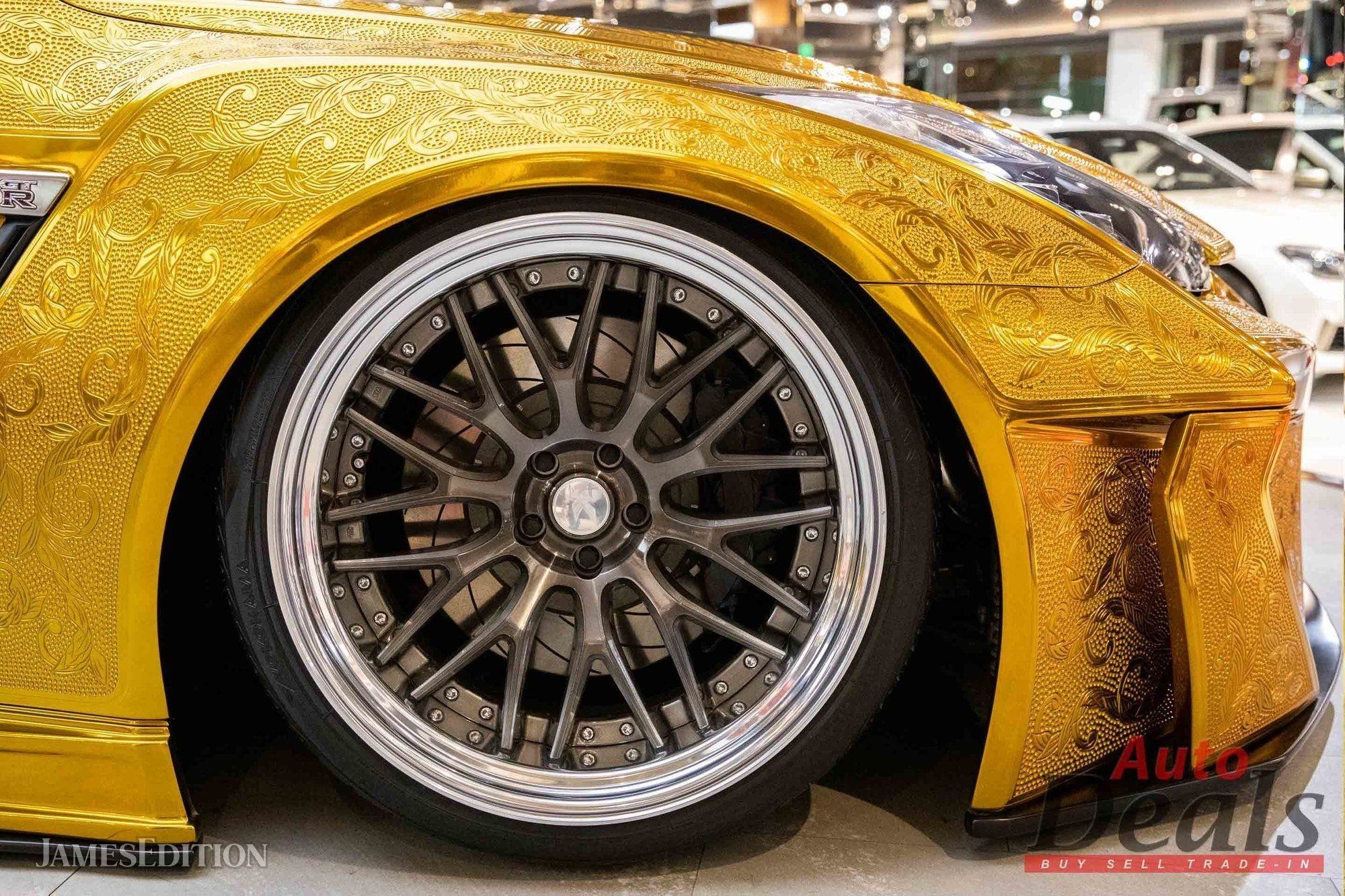 Уникальный золотой Nissan GT-R с узорами на кузове
