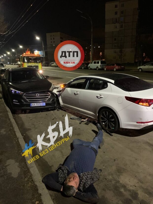В Киеве пьяный водитель разбил чужое авто и лег спать посреди дороги. ФОТО