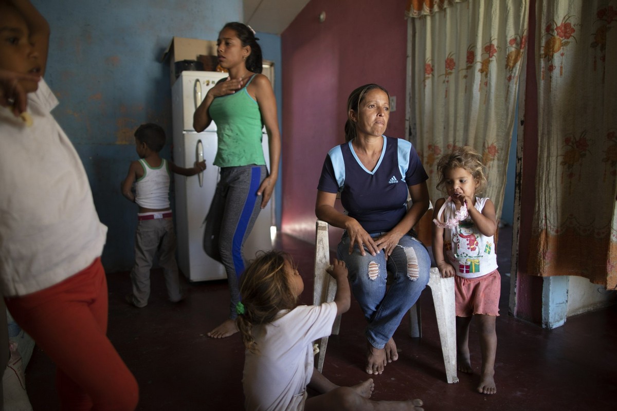Дети копаются в мусоре в поисках еды и ценных вещей в Венесуэле