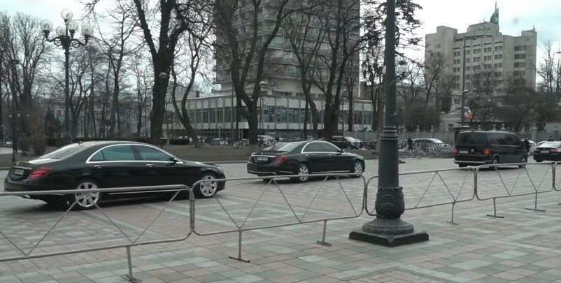Что за фирма выпускает такие \"велосипеды\": видео кортежа Зеленского обсуждают в сети. ВИДЕО