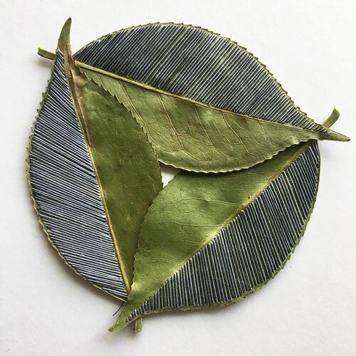 Вышивка на листьях. ФОТО