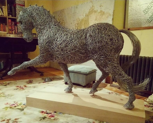 Скульптуры животных из оцинкованной металлической проволоки. ФОТО