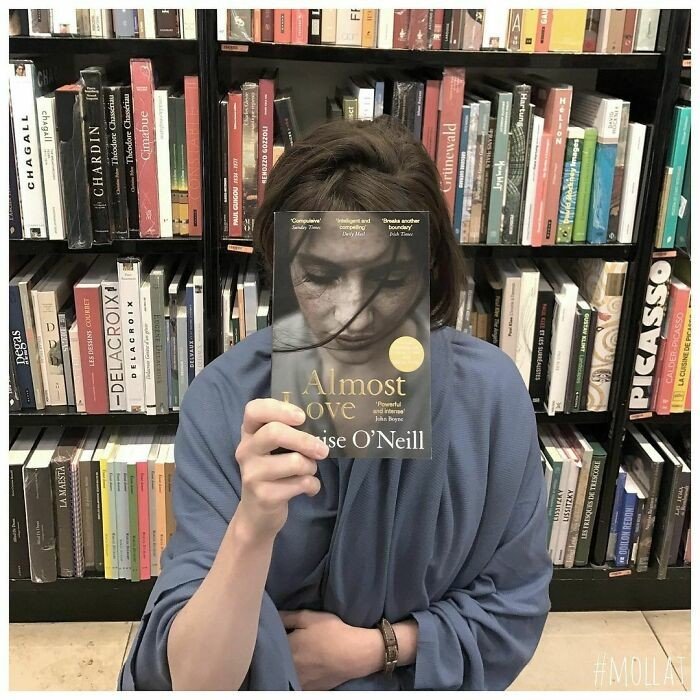 Люди подставляют лица к обложкам книг: челлендж #Bookface