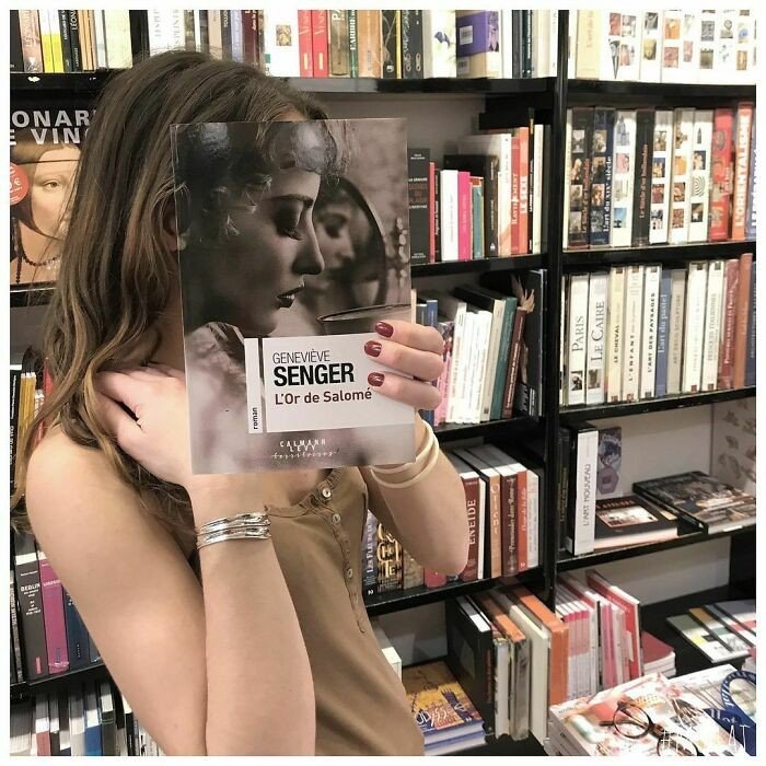 Люди подставляют лица к обложкам книг: челлендж #Bookface